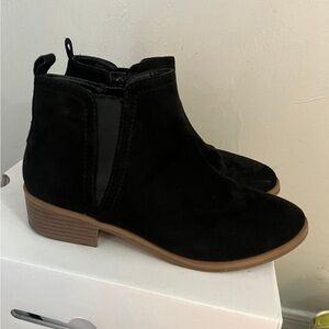 black boots size 7.5